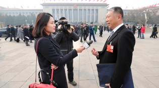 全国政协委员何一心在两会现场接受媒体采访