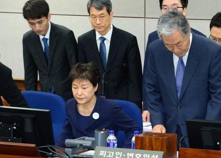 朴槿惠被拘留所长劝出庭后怒了:没跟你解释过吗？